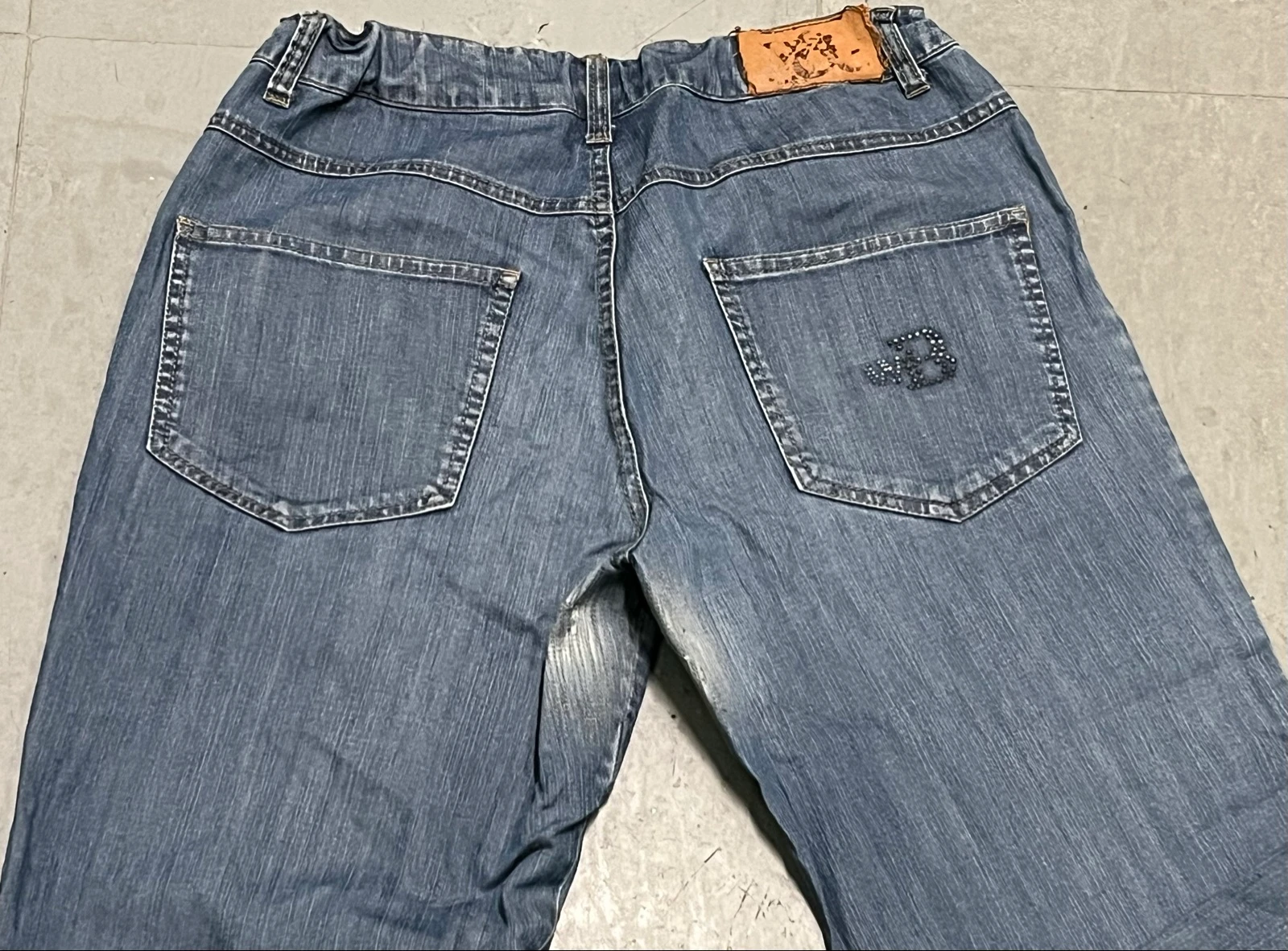 Calça jeans azul com letras de strass na parte de trás – photo 8